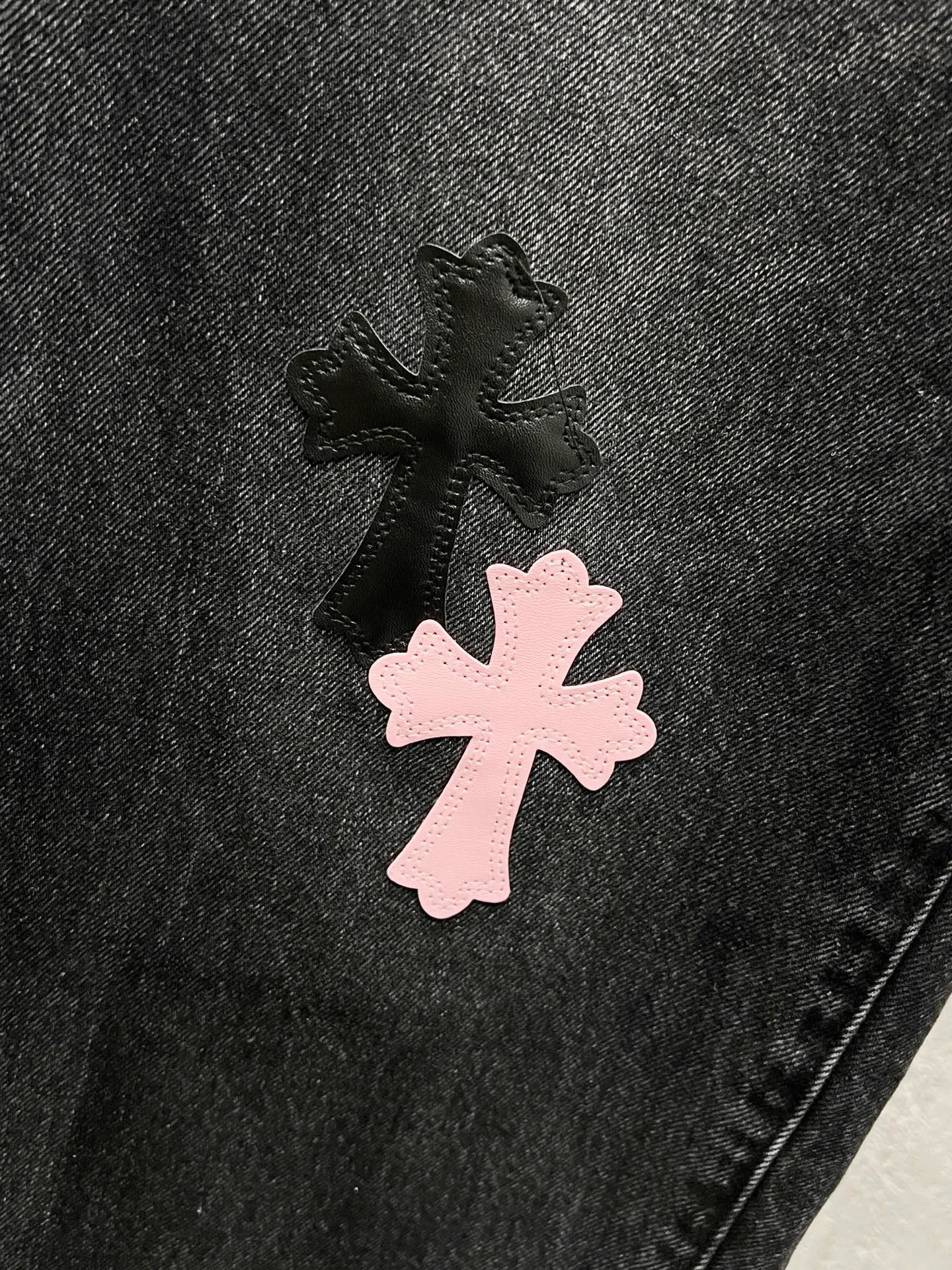 P250 model number: H930 Chrome hearts & Chrome hearts 25ss pink and black leather black trousers cross patch leather jeans CH Chrome hearts double knee cross patch leather bo1 version logging pants straight work pants B136 Chrome hearts cross Sanskrit overalls Price 24W level, patch cross flower embellishment, high waist washed jeans! ! Absolutely high-end luxury products, 1.9W level god-level single products, super popular products, made by top heavy industry, not to be missed. About Zangyin, this is an extremely luxurious fashion brand, which can also be called the nobles of the high street. It has always been an exclusive brand of some hipsters or rich second generation. Compared with ordinary high streets, it is more luxurious and noble. Compared with luxury brands, it has a more fashionable personality and has always been a brand that I have a special liking for. Imported yarn is custom-woven into a high-density twill canvas, which ensures a crisp shape while also making the fabric feel very delicate. It follows the B01 classic shape, with a crisp and stylish upper body. The ready-made garments are stone-ground and fermented, so they can be matched with any style. Buttons and zinc-brushing are washed with genuine YKK retro metal products. Double-layered canvas on the front. Perfect details. All hardware is perfect. Size: 30-32-34-36 Color: pink and black leather and black pants